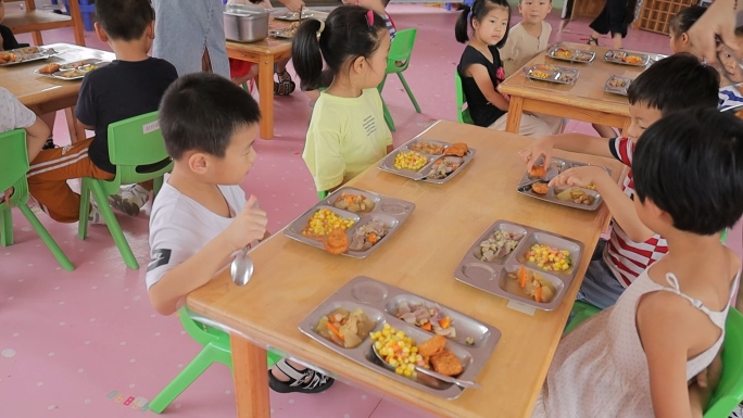 幼儿园小朋友吃饭 吃水果 加餐