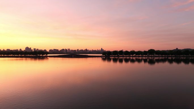 清晨日出4K航拍唯美杭州西湖白堤