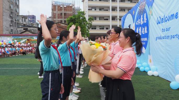 小学生毕业班同学向老师献花敬礼感恩教师