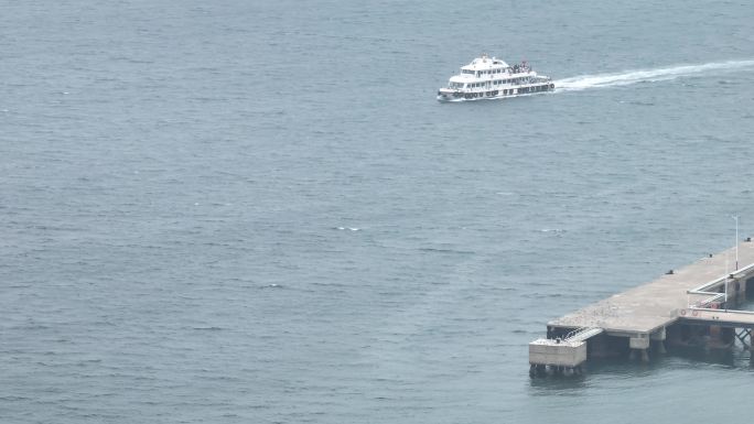 航拍驶向威海刘公岛的游轮