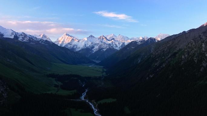 昭苏夏塔景区木札特峰 草原林场雪山冰川