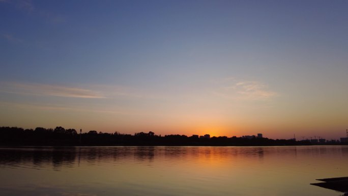 河边日出早晨黎明水天一色水面凌晨朝阳