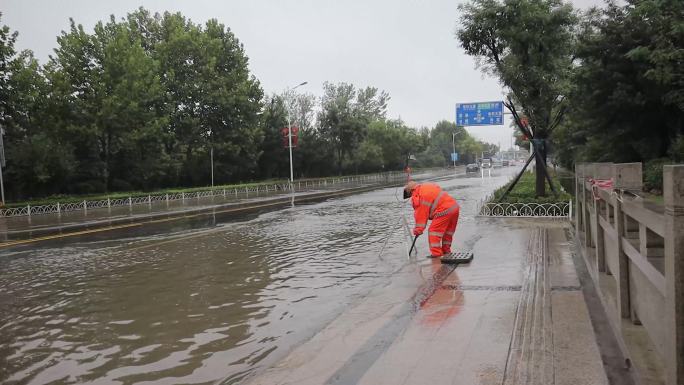 清理路面积水 城市内涝积水