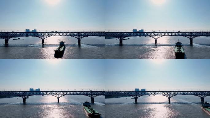 南京长江大桥下行驶过的货轮
