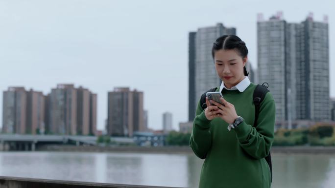 【4K】女生玩手机