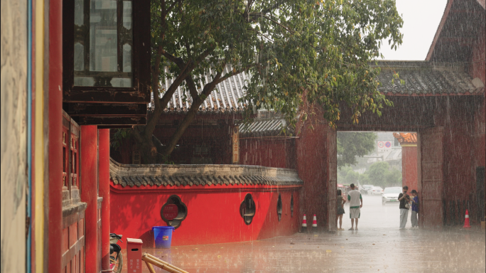 古寺庙里阳光与雨的交融