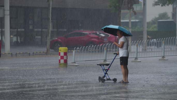 6K暴雨中过斑马线的老人【50P]