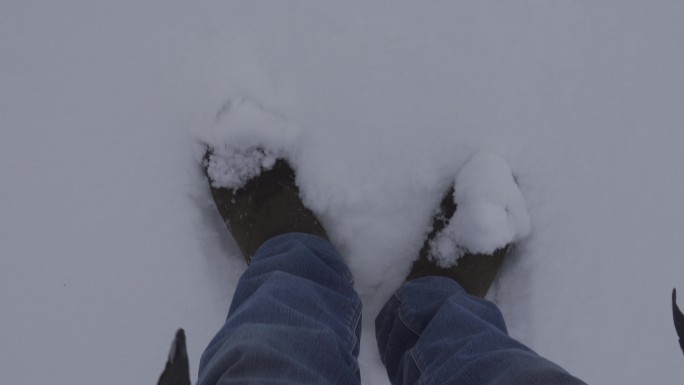 雪地行走的脚步主观镜头丨HLG原素材