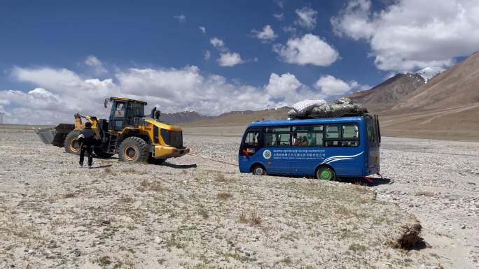 西藏河道铲车救公交