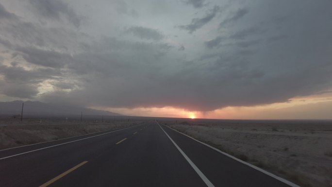 日落时分大漠戈壁公路行车记录