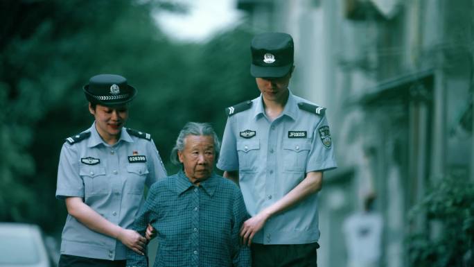 【4K】民警护送老人回家