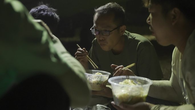 夜间抢收小麦 农机手田间地头吃饭