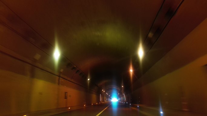 进入隧道