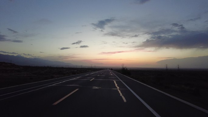 黄昏大漠戈壁公路行车记录