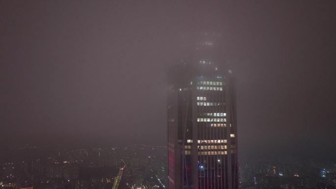 傍晚航拍深圳地标平安大厦云雾笼罩