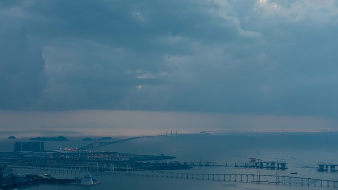 粤港澳大湾区大雨侵袭伶仃洋上的港珠澳大桥