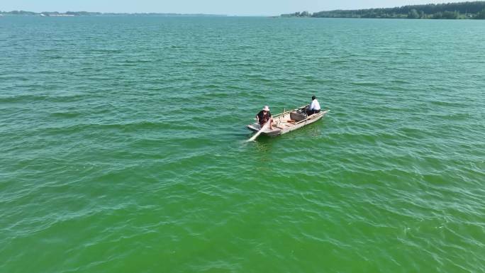 湖水小船水波粼粼