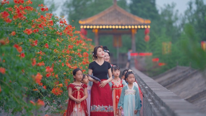 尤家花园内美女和孩子在城墙游玩