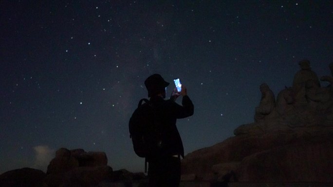 人在星空下