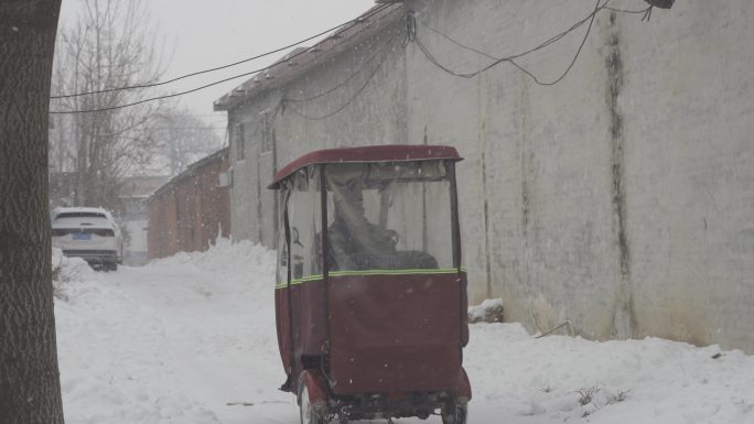 电动三轮车行驶在雪地丨Slog3