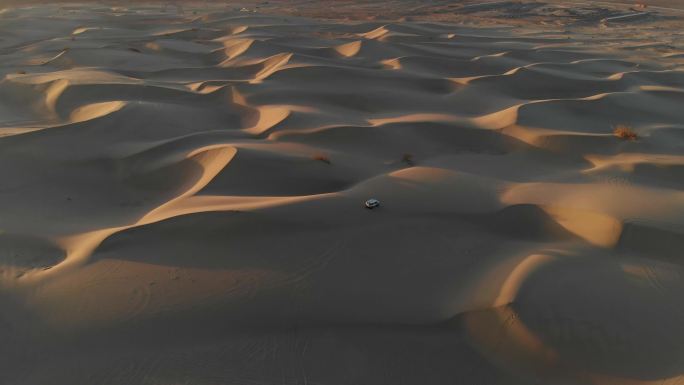 新疆沙漠跟车航拍无人区甘肃沙漠丝绸之路