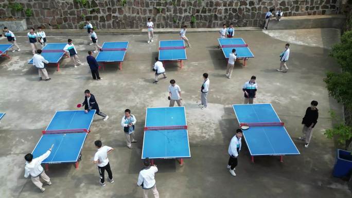 下课后的学校学生打乒乓球学生锻炼