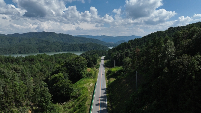 4K 航拍 环湖公路汽车行驶 四好农村路