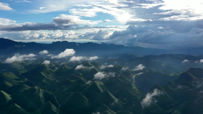 百色乐业天坑大山云海 群山万壑 人间仙境