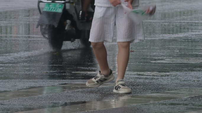 雨中走过斑马线的男孩脚步【慢动作】