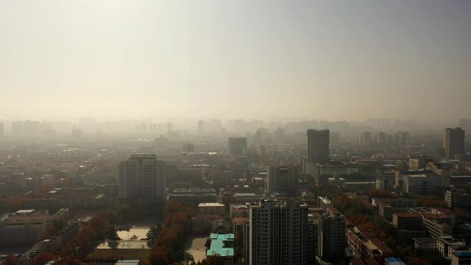 航拍雾霾笼罩的城市