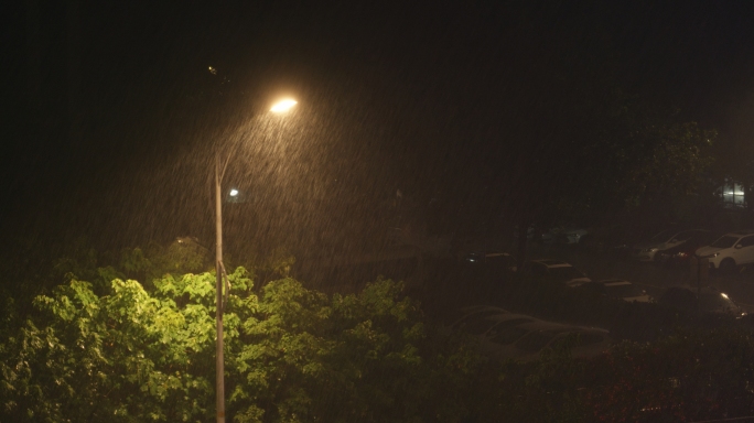 暴雨路灯，晚上下大雨
