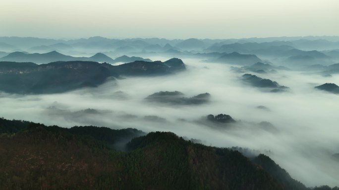 航拍大山里的迷雾