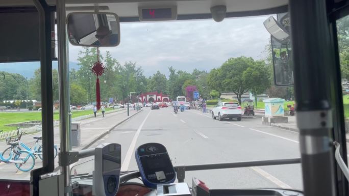 公交车第一视角到站都江堰景区