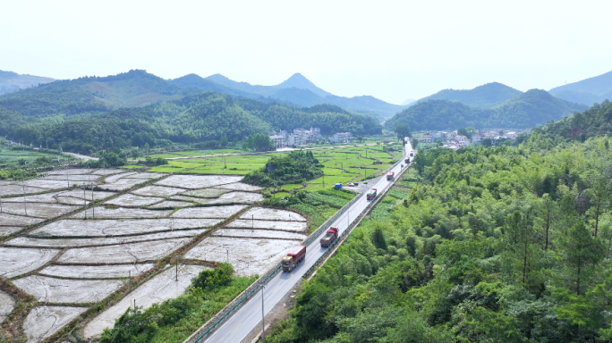 国道行驶的货车 货运司机