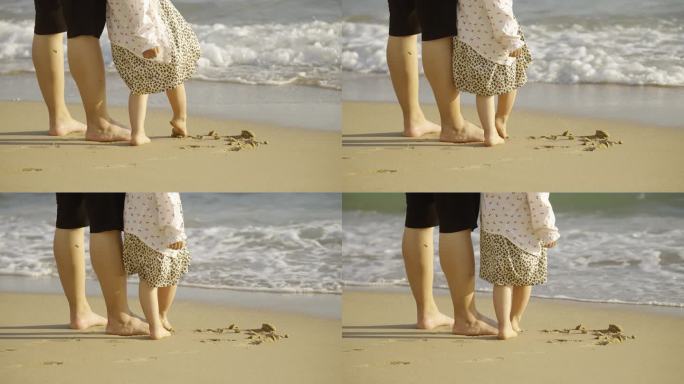 光脚踩在柔软的沙滩上