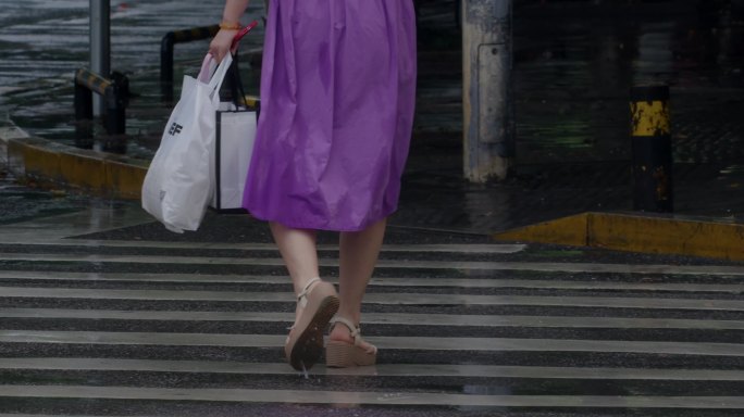 雨中的中年女性脚步一组【慢动作】