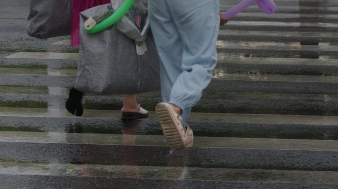 雨中过马路的妇幼三人脚步【慢动作】