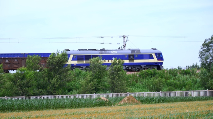 【4K】 穿越农田的火车 货运火车