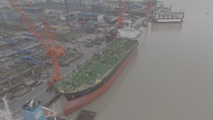 航拍修船造船重工业造船厂港口轮船