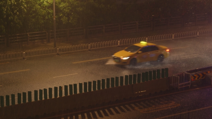 晚上暴雨出租车，雨夜出租车