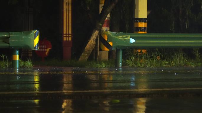 【4k】雨夜大货车 下雨 货车溅起雨花