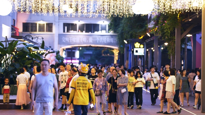 城市街头夜晚人群逛街舒适安逸休闲慢生活