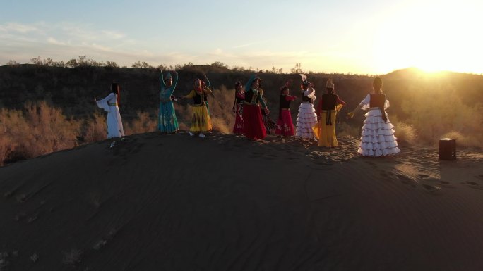 一群人在沙漠中跳舞