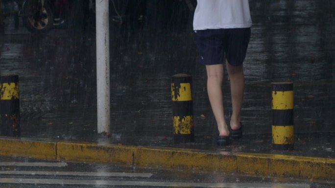 雨中过马路的女性脚步一组【慢动作】