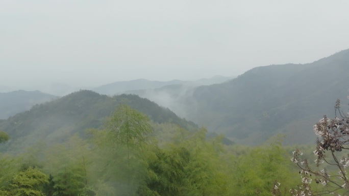 浙江绍兴群山山峦叠嶂烟雾缭绕