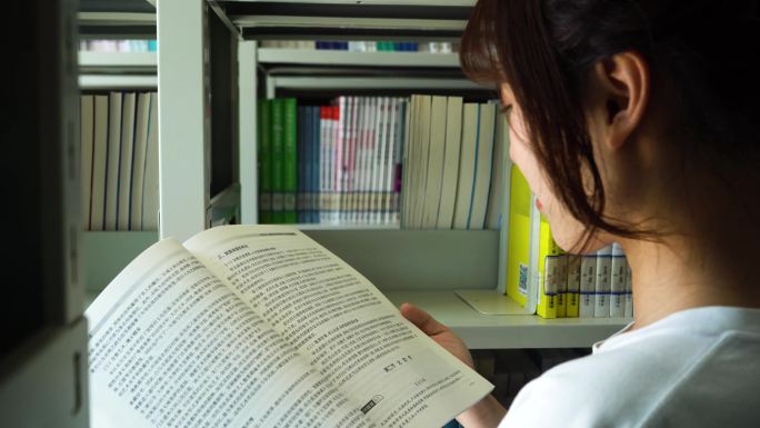 大学生看书学习女孩看书读书刻苦学习图书馆