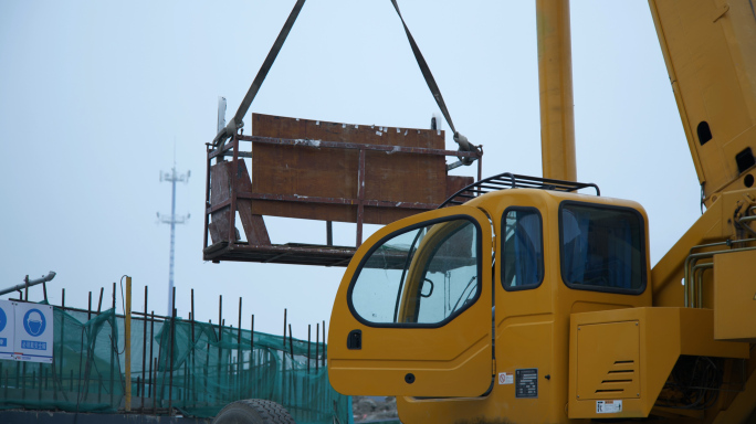 吊车，大型机械装备，建筑工地，深井作业