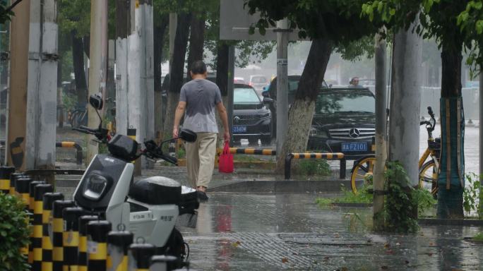 淋着雨的中年男人背影一组【慢动作】