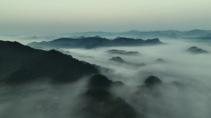 航拍大山里的晨雾