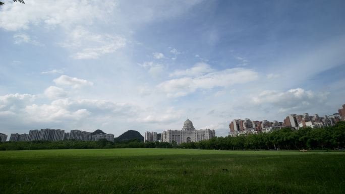 城市草地蓝天白云风景